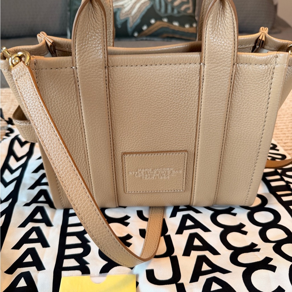Marc Jacobs THE LEATHER SMALL TOTE BAG - Camel - Picture 6 of 9